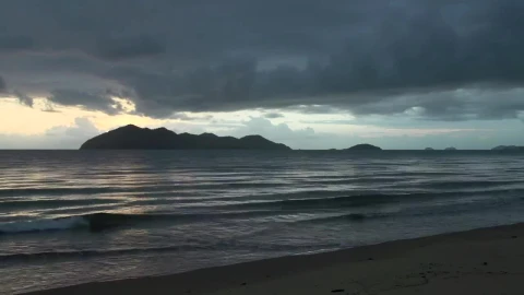 Free Video Stock sunrise time lapse on a cloudy day at the beach Live Wallpaper - Free Live Wallpaper