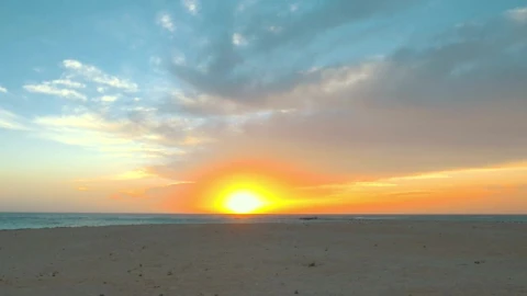 Free Video Stock sunset at the edge of a beach Live Wallpaper - Free Live Wallpaper