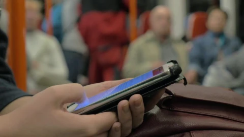 Free Video Stock surfing the internet while on a bus Live Wallpaper - Free Live Wallpaper