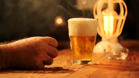 Free Video Stock taking a glass of beer from a bar Live Wallpaper - Free Live Wallpaper