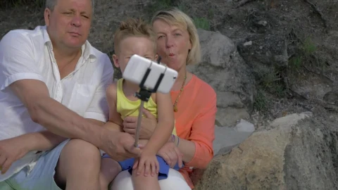 Free Video Stock taking a group photo on the beach Live Wallpaper - Free Live Wallpaper