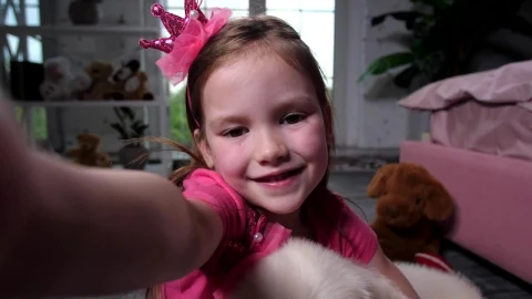 Free Video Stock taking a photo with her pet Live Wallpaper - Free Live Wallpaper