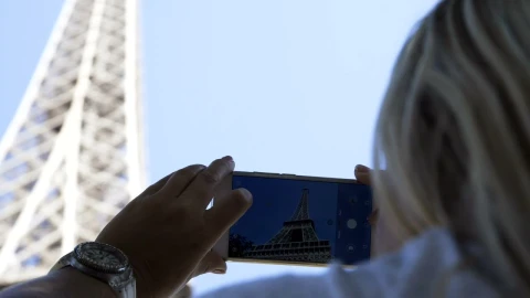 Free Video Stock taking a picture of the eiffel tower with phone Live Wallpaper - Free Live Wallpaper