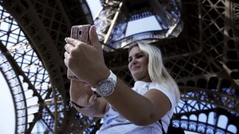 Free Video Stock taking a selfie under the eiffel tower Live Wallpaper - Free Live Wallpaper