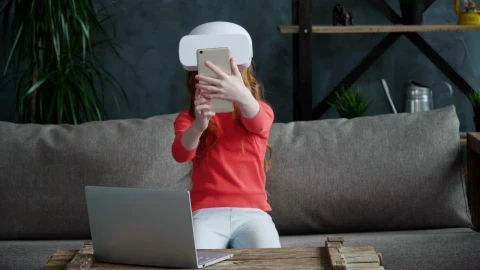 Free Video Stock taking a selfie while using vr Live Wallpaper - Free Live Wallpaper
