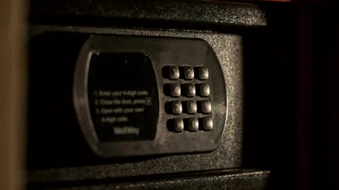 Free Video Stock taking money from a locked safe Live Wallpaper - Free Live Wallpaper