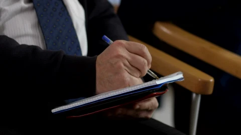 Free Video Stock taking notes with a pen during a seminar Live Wallpaper - Free Live Wallpaper