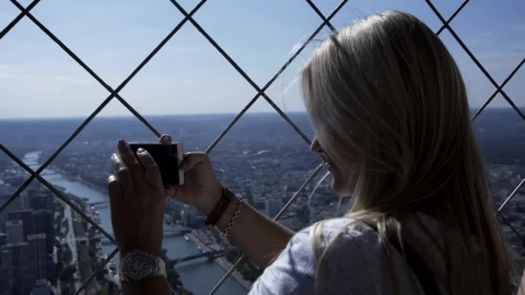 Free Video Stock taking photos at the top of the eiffel tower Live Wallpaper - Free Live Wallpaper