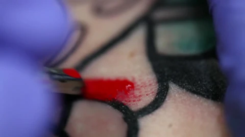 Free Video Stock tattoo artist coloring a tattoo Live Wallpaper - Free Live Wallpaper
