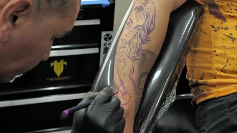 Free Video Stock tattoo artist drawing on the skin Live Wallpaper - Free Live Wallpaper
