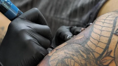 Free Video Stock tattoo artist filling in a tattoo Live Wallpaper - Free Live Wallpaper