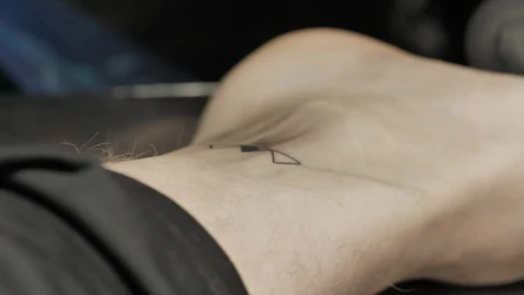 Free Video Stock tattoo artist making a minimalist tattoo Live Wallpaper - Free Live Wallpaper