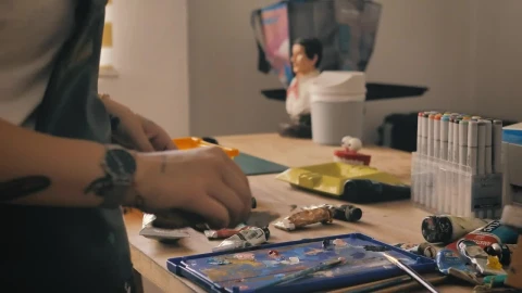 Free Video Stock tattooed artist applying paint Live Wallpaper - Free Live Wallpaper