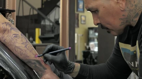 Free Video Stock tattooed tattooist working Live Wallpaper - Free Live Wallpaper
