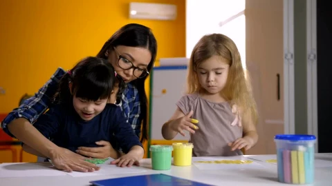 Free Video Stock teacher and girls painting with their hands Live Wallpaper - Free Live Wallpaper