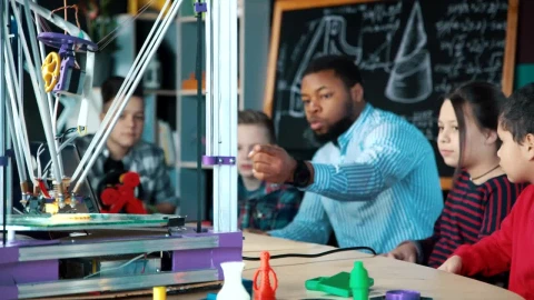 Free Video Stock teacher explaining  d printer to kids Live Wallpaper - Free Live Wallpaper