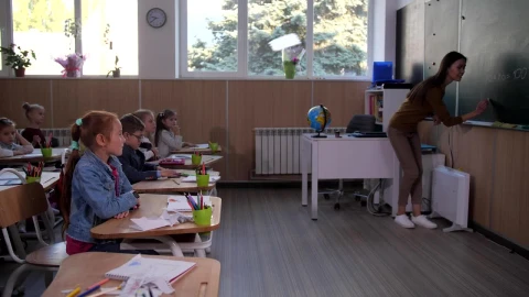 Free Video Stock teacher calling a student to the front Live Wallpaper - Free Live Wallpaper