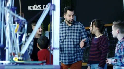 Free Video Stock teacher explaining d technology to kids Live Wallpaper - Free Live Wallpaper