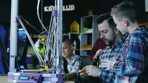 Free Video Stock teacher explaining how  d printing works Live Wallpaper - Free Live Wallpaper