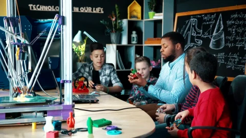 Free Video Stock teacher explaining science concepts to kids Live Wallpaper - Free Live Wallpaper