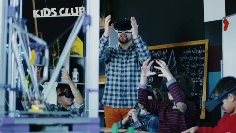 Free Video Stock teacher showing beer technology to little kids Live Wallpaper - Free Live Wallpaper