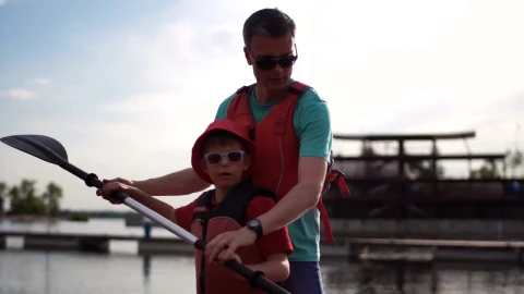 Free Video Stock teaching how to row in a kayak Live Wallpaper - Free Live Wallpaper