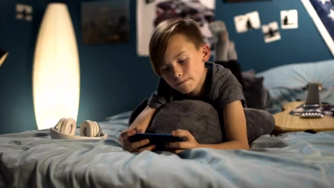 Free Video Stock team bone playing on a smartphone in the bed Live Wallpaper - Free Live Wallpaper
