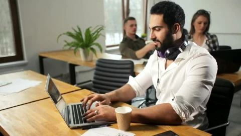 Free Video Stock team leader working happily on laptop Live Wallpaper - Free Live Wallpaper