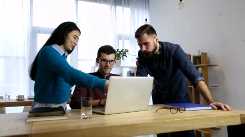 Free Video Stock team working on a laptop Live Wallpaper - Free Live Wallpaper