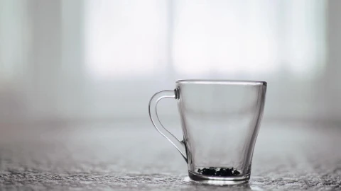 Free Video Stock teapot pouring tea into clear glass grabbed by hand Live Wallpaper - Free Live Wallpaper