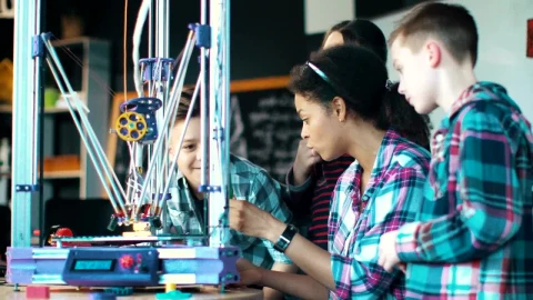 Free Video Stock technology classroom with teacher and students Live Wallpaper - Free Live Wallpaper