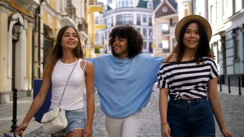 Free Video Stock teenage friends enjoying a shopping trip Live Wallpaper - Free Live Wallpaper