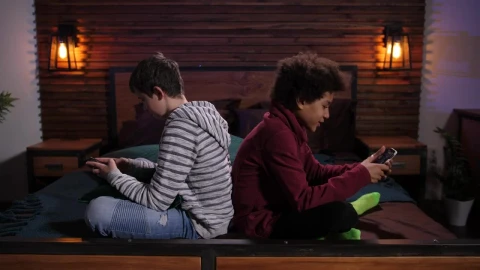Free Video Stock teens playing mobile games Live Wallpaper - Free Live Wallpaper