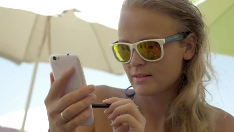 Free Video Stock texting while relaxing on the beach Live Wallpaper - Free Live Wallpaper