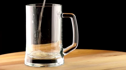 Free Video Stock the beer poured into a mug Live Wallpaper - Free Live Wallpaper