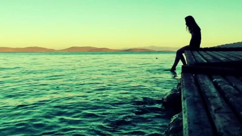 Free Video Stock the silhouette of a pensive woman contemplating the sea Live Wallpaper - Free Live Wallpaper