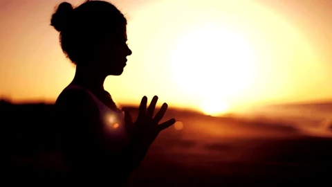 Free Video Stock the silhouette of a woman at sunrise Live Wallpaper - Free Live Wallpaper