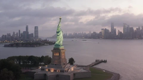 Free Video Stock the statue of liberty and the city behind Live Wallpaper - Free Live Wallpaper
