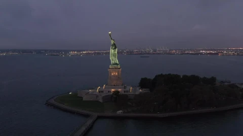 Free Video Stock the statue of liberty at night Live Wallpaper - Free Live Wallpaper