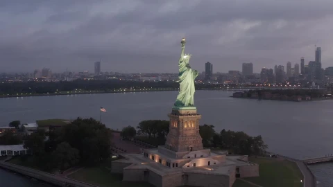 Free Video Stock the statue of liberty during a cloudy night Live Wallpaper - Free Live Wallpaper