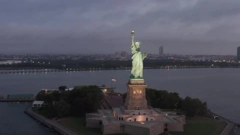 Free Video Stock the statue of liberty during dusk Live Wallpaper - Free Live Wallpaper