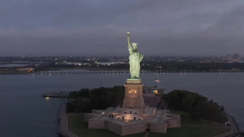Free Video Stock the statue of liberty seen from the front Live Wallpaper - Free Live Wallpaper