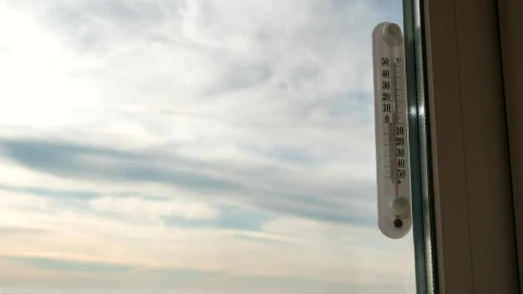 Free Video Stock thermometer in the window time lapse Live Wallpaper - Free Live Wallpaper