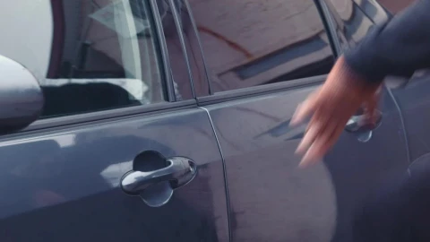 Free Video Stock thief steals a phone and a tablet from the car Live Wallpaper - Free Live Wallpaper