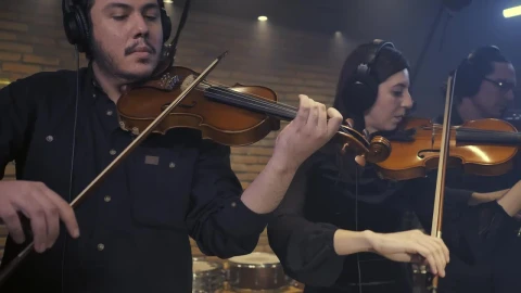 Free Video Stock three violinists playing together in a recording studio 41690Live Wallpaper - Free Live Wallpaper