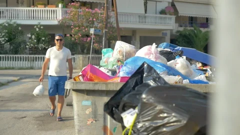Free Video Stock throwing a bag into the trash Live Wallpaper - Free Live Wallpaper