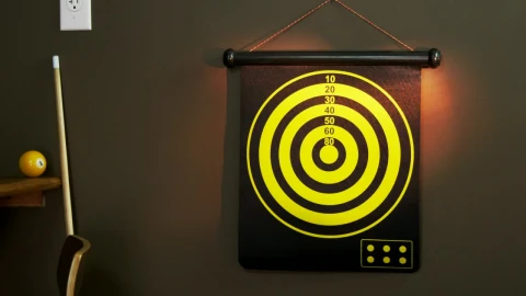 Free Video Stock throwing darts at a target Live Wallpaper - Free Live Wallpaper