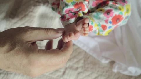 Free Video Stock tiny newborn feet Live Wallpaper - Free Live Wallpaper
