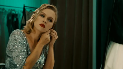 Free Video Stock tired and sad actress looking into the mirror Live Wallpaper - Free Live Wallpaper
