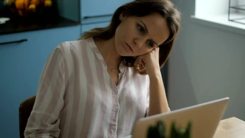 Free Video Stock tired woman in the office Live Wallpaper - Free Live Wallpaper